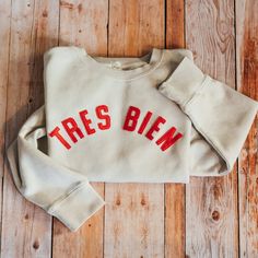 TRES BIEN Sweatshirt Saying Sweatshirts, All Over Print Sweatshirt, French Sweatshirt, Gameday Sweatshirt, Screen Print Sweatshirt, Paris Sweatshirt, Quoi Porter, Retro Sweatshirts, Classic Sweatshirt