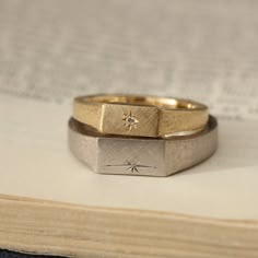 【ith】指に着けたときに程よくボリュームのある結婚指輪 Couple Ring Design, Wedding Engagement Rings, Mens Rings Fashion, Fancy Jewellery Designs, Engagement Wedding Ring, Classy Jewelry, Fancy Jewellery