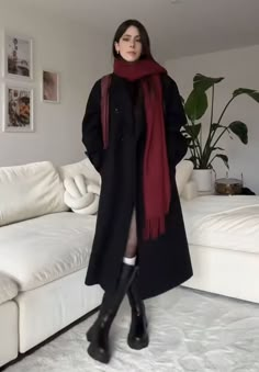 Dark Winter Outfits Aesthetic, Dark Winter Aesthetic Outfits, Winter Outfits Black Coat, Dark Winter Outfits, Dark Academia Winter Outfit, Dark Academia Fashion, Academia Fashion