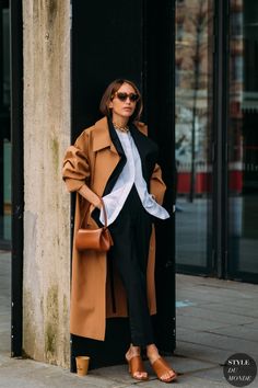 Paris FW 2020 Street Style: Chloe Harrouche Casual Chique Stijl, Look Winter, Classy Street Style, 2020 Street Style, Reportage Photography, Trendy Sandals, Fashion Week Street Style, Street Chic, Winter Looks