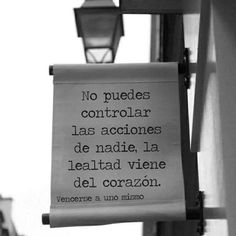 a sign hanging from the side of a building that says no puedes controlar las accciones de naddie, la idealita vie del corazo