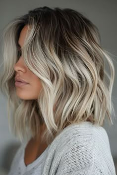 Summer Highlights For Brown Hair Medium Lengths Layered Haircuts, Haircuts For Summer, Cuts For Round Faces, Highlights For Brown Hair, Blond Ombre, Medium Haircuts, Hairstyles Women, Brown Hair With Highlights