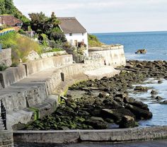 there are many steps leading up to the water's edge, along with houses