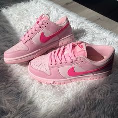 Nike Dunk Low Triple Pink Nike Dunk Low Triple Pink, Nike Blazer Outfit, Pink Nike Shoes, Pretty Sneakers, Back To School Shoes, Trendy Shoes Sneakers, Preppy Shoes, Pretty Shoes Sneakers, All Nike Shoes