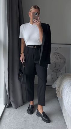 30 Looks Com Mocassim - um sapato versátil para elevar seu estilo Ropa Upcycling, Look Office, Professional Outfits Women, Smart Outfit, Neue Outfits, Classy Work Outfits, Workwear Fashion