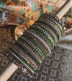 Thread Bangles Design, Antique Jewellery Designs, Fancy Jewellery Designs, Jewelry Set Design, Indian Jewellery Design Earrings, Indian Jewelry Sets, Bridal Bangles, Bangles Jewelry Designs, Gold Bangles Design