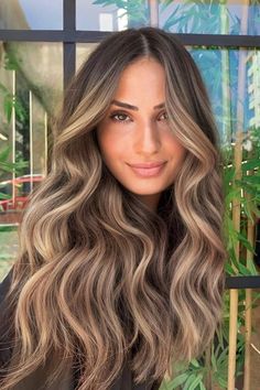 Long layered hair with a soft balayage is the perfect way to add depth and movement to your style. The subtle transition from dark roots to lighter ends creates an exquisite sun-kissed effect. Styled with loose waves, this look screams sophistication and glamour, suitable for any occasion.  // Photo Credit: Instagram @zaferarsanoglu_official Dark Root Light Ends, Dark Roots Light Ends Brunettes, Brunette Balayage Hair Blonde Dark Roots, Dark Root Balayage, Balayage Dark Roots, Hairstyles For Blondes, Hair Dark Roots, Classy Hair, Blonde Layered Hair