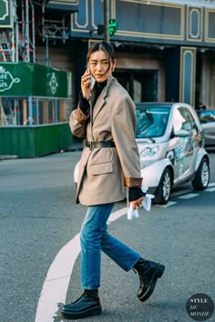 Chunky Black Boots, 2020 Street Style, Hipster Chic, Doc Martens Outfit, Bianca Jagger, Liu Wen, Stil Boho, London Street Style