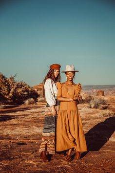 Desert Grunge, Ranch Fashion, Womens Western Hats, Africa Vacation, Safari Outfit, Western Summer, Gigi Pip, Desert Style, Desert Chic