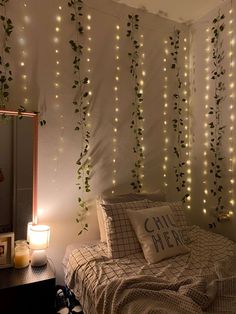 A comfy looking, aesthetic bedroom, with fairy lights and vines along the ceiling and walls. Perfect sleep room for teenagers. Diy Room Decor For Teens, Small Room Decor, Dorm Room Inspiration, Minimalist Room