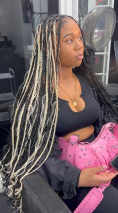 Cute Twists Hairstyles, Star Knotless Braids, Skunk Braids For Black Women, Skunk Stripe Box Braids, Twists Hairstyles For Black Women, Skunk Stripe Braids, Box Braid Hairstyle, Braid Colors, Hairstyle For Black Women