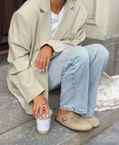 Birkenstock Clogs Outfit, Stile Blair Waldorf, Adrette Outfits, Clogs Outfit, Look Adidas, Fest Outfits, Estilo Indie, Mode Zara