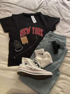 New York Tshirt Easy 30 day return policy Classy Campus Outfits, Things To Wear To School Winter, Outfit Ideas Shirt And Jeans, 90s California Fashion, New York Outfits Ideas, Outfits With Black Sweatshirt, Back To School Aesthetic Outfits, Aesthetic Male Outfits Grunge, Casual School Outfits With Jeans