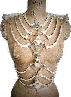 Bone Clothes Aesthetic, Bone And Crystal Jewelry, Bone Corset Diy, Diy Bone Jewelry, Bone Witch Costume, Bone Jewelry Aesthetic, Bone Crafts Diy, Bone Headpiece, Bone Jewelry Diy