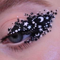 White Dots Makeup, Space Eyeliner, Space Make Up, Hd Concealer, Pure Makeup, Space Makeup, Make Up Ideas, Graphic Makeup