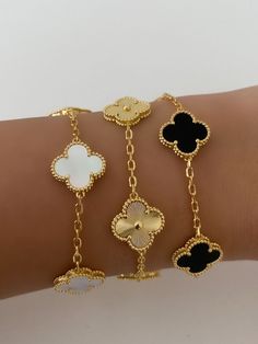 Fashion is passion. It's change person. Gold Clover Bracelet, Clover Bracelet Gold, Vancleef Bracelets, Gold Van Cleef Bracelet, Making Beaded Jewelry, Van Cleef Bracelet, Clover Bracelets, Bracelet Clover, Spring Jewelry Trends