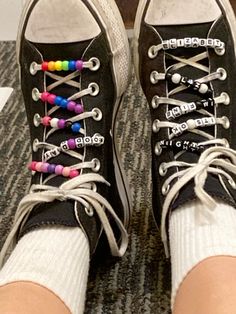 Cool Shoe Laces Patterns, Cool Things To Do With Your Shoelaces, Beads On Shoelaces Converse, Shoe Lace Bead Ideas Converse, Cool Ways To Tie Converse, Beads Shoelaces, Decorated Converse Ideas, How To Put Beads On Shoe Laces, Shoe Beads Laces