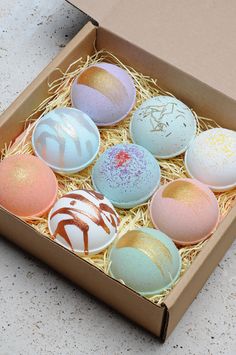 Beautiful Bath bomb gift box - Latika Body Essentials Săpunuri Handmade, Bath Bomb Recipes, Mason Jar Diy, Mason Jar Crafts, Home Made Soap, Jar Crafts, Diy Bath Products