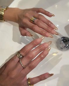 Gold Ring Inspo Aesthetic, Madison Beer Jewelry, Elegant Gold Nails, Paznokcie Hello Kitty, Gold Chrome Nails, Kutek Disney, Golden Nails, Nagellack Trends, Nagel Tips