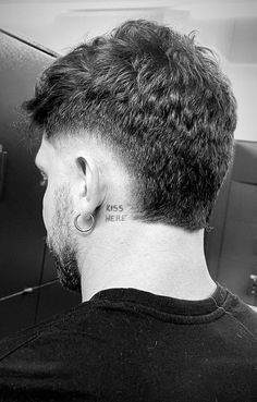 Mens Soccer Hairstyles, Fuerza Regida Concert Outfit For Men, Men’s Summer Haircuts 2023, Men’s Crop Haircut, Men’s 2024 Hairstyles, Men’s Modern Mullet Short, Trendy Mens Haircuts 2023, V Shaped Haircut Men, Burst Fade V Neck