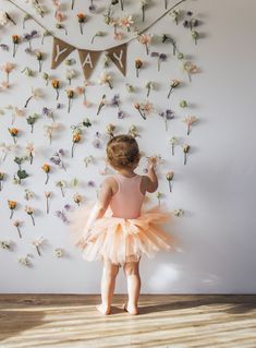 Diy Floral Backdrop, Wall Art Projects, Budget Friendly Living Room, Flower Birthday Party, Garden Birthday, Fairy Birthday, Baby Box, Floral Backdrop, Birthday Backdrop