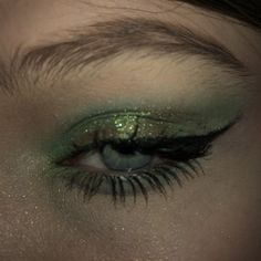 Green Eyeshadow On Blue Eyes, Dark Green Fairy Makeup, Jojo Inspired Makeup, Green And Silver Makeup Looks, Green Sparkly Makeup, Green Elf Makeup, Dark Fairycore Makeup, Dark Green Makeup, Punk Makeup