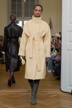 Stine Goya Fall Winter 2024-25 Fashion Show Runway Gowns, Fall 2024 Fashion, Runway Shoes, Runway Outfits, Stine Goya, Trench Coat Style, Scandinavian Fashion, Winter Lookbook, Fall 24