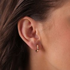 Gilda's small golden hoops add classic elegance to your jewelry collection. Expertly crafted in 14K gold, these earrings are perfect for everyday wear or a special occasion. Their simple yet timeless design will never go out of style, making them a must-have accessory. Earrings Gold Hoops Small, Gold Minimal Earrings, Classic Earrings Simple, Small Earrings Gold Indian Latest, Trendy Earrings Gold, Modern Simple Gold Earrings, Elegant Gold Hoop Earrings, Classic Gold Earrings, Golden Earrings Design