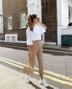 The Giving Moment Clothes, Kate Hutchins, Slim Fit Casual Pants, Zara Trousers, Casual Work Outfits, Work Outfits Women, Mendoza, Business Casual Outfits, Looks Style