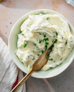 a bowl full of cream cheese with a spoon in it and the text overlay reads easy chive cream cheese