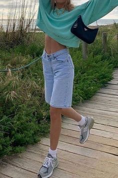 Long Jeans Shorts Outfit, Knee Length Jean Shorts Outfits, Knee Length Shorts Outfits Women, Long Baggy Jean Shorts, Long Denim Shorts Outfits, Women Long Shorts, Long Denim Shorts Outfit Summer, Knee Shorts Outfits, Shorts And Oversized Sweatshirt