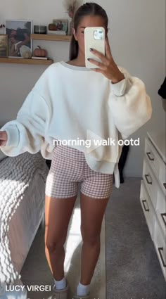 Chill Spring Outfits Casual, Workout Date Outfit, Date Day Outfit Fall, Hot Day Outfit Ideas, Comfy Outfit Ideas Winter, Rainy Day Athleisure Outfit, Indoor Mini Golf Date Outfit, Going For A Walk Outfit, Outfit For Coffee Date