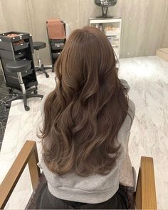 Indulge in the richness of velvet mocha dreams. This warm, chocolatey hue adds depth and warmth to your hair, creating a luscious and inviting appearance. Dust Ash Hair, Coffee Hair Color, Mocha Brown Hair, Coffee Brown Hair, Pelo Cafe, Rambut Brunette, Coffee Hair, Chestnut Hair