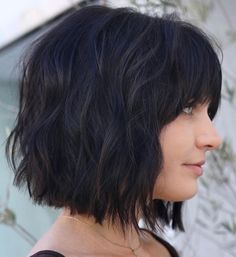 Blunt Medium Bob with Front Bangs Choppy Bob Hairstyles For Thinning Hair, Short Hair With Bangs Straight, Bangs Plus Size, Bob Undercut, Shaggy Bob Hairstyles, Light Curls, Textured Haircut, Edgy Haircuts