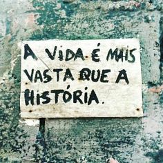 a sign on the side of a building that says, a vida e mis vasta que a history