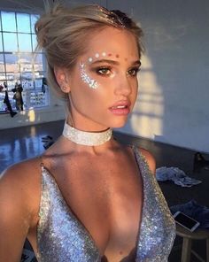 Coachella Make-up, Glitter No Rosto, Alien Make-up, Look Da Festival, Carnaval Make-up, Karneval Diy, Coachella Makeup, Festival Makeup Rave, Alien Makeup