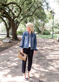 How To Wear A Denim Jacket Over 50 - Outfit Ideas +styling Casual Spring Outfits Jeans, Outfits Jean, Casual Spring Outfits, Jean Jacket Styles, Jeans Outfit Spring, Spring Jeans, Hi Sugarplum, Jean Jacket Outfits