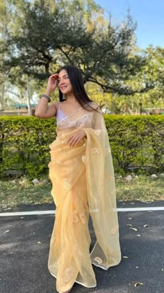 Classic Saree, Gota Patti Work, Simple Saree Designs, Indian Bride Outfits, Fancy Sarees Party Wear, Gota Work, Traditional Indian Dress, Saree Poses, Casual Indian Fashion