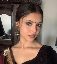 Black Saree Makeup Look, Natural Makeup Indian, Saree Makeup Look, Desi Makeup, Makeup Asia, Navratri Outfits, Indian Makeup Looks, Makeup Tuts, Light Makeup Looks