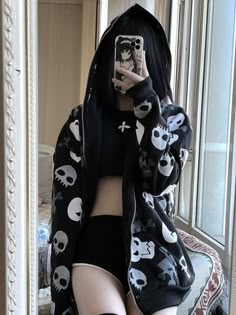 Goth Tops, Harajuku Goth, Goth Harajuku, Harajuku Grunge, Punk Woman, Harajuku Punk, Street Punk, Skull Hoodie