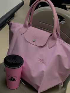 Pink Long Champ Bag, Bags Aesthetic School, Outfit With Pink Bag, Longchamp Bag Aesthetic, Pink Longchamp Bag, Pink Pilates Princess Outfits, Pink Pilates Princess Aesthetic, Pilates Princess Aesthetic