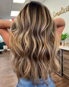 Chunky Dark Blonde Highlights on Brown Hair Honey Blonde Balayage On Dark Hair, Tmavý Blond, Dark Blonde Hair Color Ideas, Dark Blonde Balayage, Dark Blonde Highlights, Caramel Blonde Hair, Balayage Straight Hair, Balayage Ideas