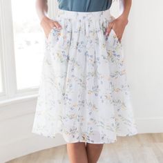 Brand New Beautiful Blue & Yellow Floral Chiffon Skirt! Knee-Length. Xs. Fitted Waistline, Fully Lined, Side Pockets.