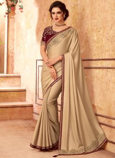 Saree With Maroon Blouse, White And Red Saree, Red Saree Look, Saree Blouse Material, Cream Saree, Maroon Saree, Maroon Blouse, Party Sarees, Traditional Saree