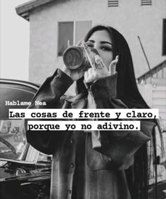 a woman taking a photo with her camera in front of a car and the caption says, con los tudas no se peleas