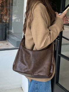 Types Of Bags With Names, Bags Fall 2024, How To Style Crossbody Bags, Winter Bags 2024, Cute Leather Bag, Casual Shoulder Bag, University Tote Bag, Shoulder Bag Pattern, Crossbody Bag Outfit