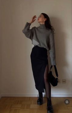 Jupe longue noire avec collant et haut gris à col roulé Stylish Outfits 2023 Winter, Doc Martin And Skirt Outfit, 30 Woman Style, Bday Outfit Ideas Casual Winter, Style Long Dress Winter, Winter Style 2023/2024, Relaxed Professional Outfits Women, Buisness Casual Women Outfits Chic Fall, Long Black Skirt With Sweater