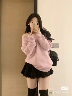 Pink N Black Outfit, Small Girl Outfits, Black And Pink Winter Outfit, Pink Outfits Skirt, Kpop Outfits Women, Black Pink Outfit Ideas, Doyuin Outfits, Pink Korean Outfit, Pink Skirt Outfit Ideas