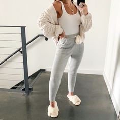 Lounge Pant Outfit, Cozy Outfit Aesthetic Summer, Cute Comfy Lounge Outfits, Cute Lounge Clothes, Cute Around The House Outfits, Cute Lounging Outfits, Casual Lounge Outfits Fall, Cabin Lounge Outfit, Cute House Clothes