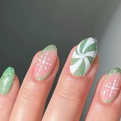 Holiday Nail Designs Christmas, Erika Nails, Simple Grinch Nails, Christmas Nails Grinch, Grinch Christmas Nails, Grinch Nail Art, Grinch Nails, Nail Art Noel, Cute Simple Nails